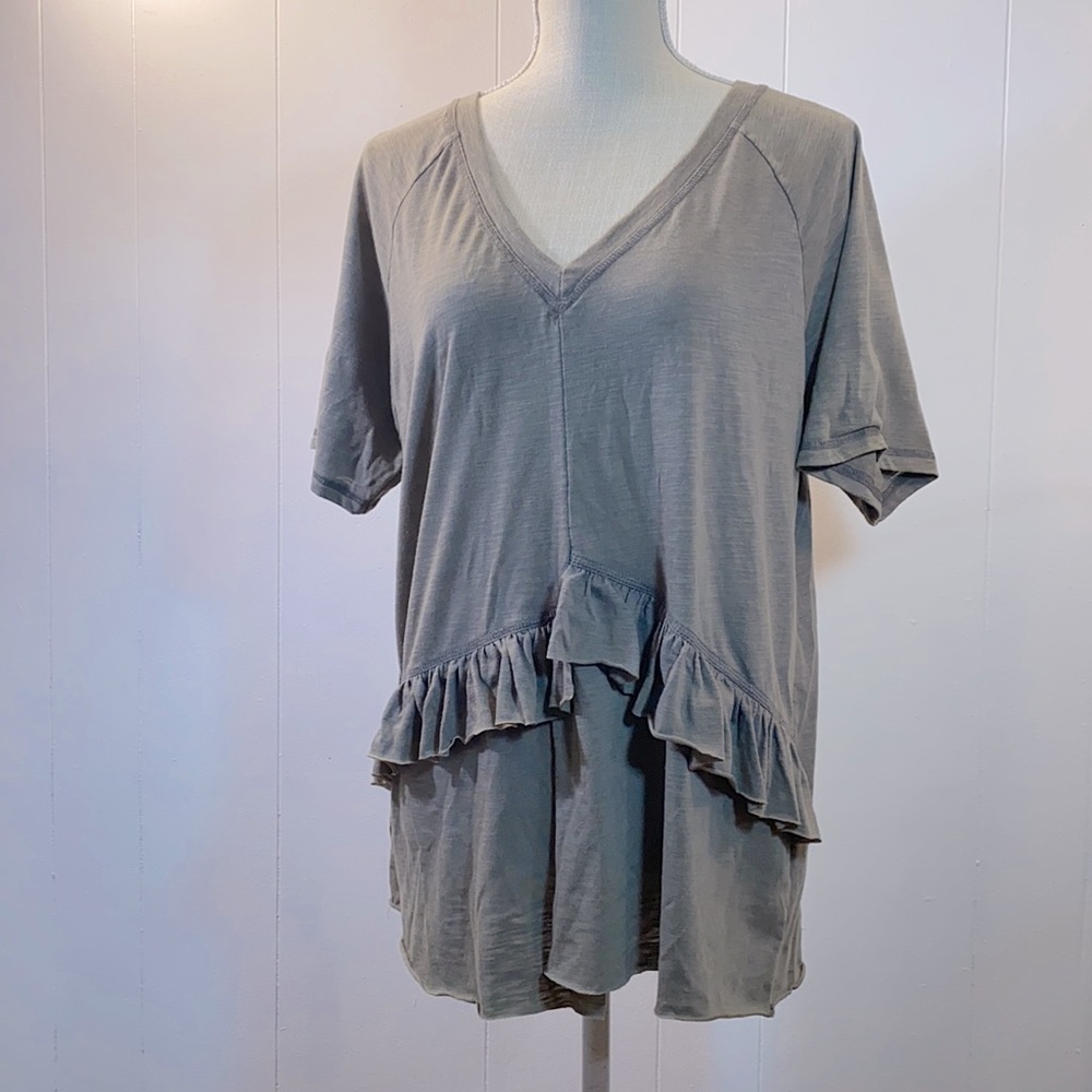Loveriche Tee. Ruffle detail v neck